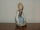 En flot figur 
fra Royal 
Copenhagen 
udført i 
overglasur 
forestillende 
dreng i Amager 
dragt med ...