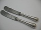 Historisme 
middagsknive 
fra perioden 
1880. Pr. stk 
kr. 175. Længde 
21,4 cm. Vare 
nr. 118556.