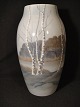 Vase.
motiv 
skovparti.
B&G nr:  8322 
- 243
Bing & 
Grøndahl
1 sortering