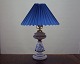 Gammel dansk 
bordlampe
Håndlavet og 
mundblæst af 
opalineglas 
dekoreret med 
blåt og 
monteret ...