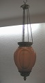 Ampel med 
lyserødt 
mundblæst glas 
fremstillet ca. 
1870 med nyere 
indstats til 
lys. Højde cm. 
...