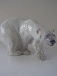 RC 1137 Stor 
hvid bjørn 1. 
sort. H:17cm. 
L:28cm.