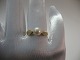 Ring i 14 karat 
guld med 
kulturperle/ferskvandsperle 
diameter ca. 
0,6 cm.. Ring 
størrelse 52. 
...