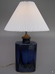 Finn Lynggaard 
Unika 
Lampe/Vase
Som Vase 
H:36cm.D:17cm. 
B:23cm.
Lampe m. skærm 
H:69cm.