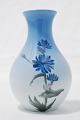 Blomster 
dekoreret vase, 
Lyngby 
porcelæn. Vase, 
højde 20,5 cm. 
1. Sortering, 
fin hel stand.