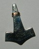 Vedhæng i 
sterling sølv i 
form af Thors 
hammer. Lille 
guldbåndsdekoration.
 Stemplet 925 
samt PD. ...