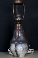 Stor Höganäs 
bordlampe i 
keramik, 
skønvirke, ca. 
1930.
Flot glasur, 
krakkeleret. 
Måler 29 cm. 
...