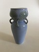 Bing og 
Grøndahl Unika 
Vase med 5 
håndtag fra 
bregne. Måler 
22,5cm og er i 
perfekt stand.
