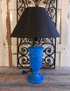 Meget smuk 
vaseformet 
bordlampe i 
blåt kraftigt 
opalineglas.
Højde incl 
skærm 53cm.
Prisen er ...