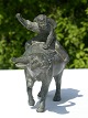 Figur af 
bronze, Dreng 
på tyr.