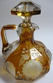 Krystal 
karaffel med 
prop, Böhmen, 
20. årh. i 
klart glas med 
gult overfang. 
Med slebne 
motiver i ...
