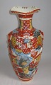 Japansk Satsuma 
vase, 19. 
&aring;rh. 
Fajance. 
Polykrom 
dekoration med 
masser af 
personer. Med 
...