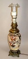 Satsuma lampe, 
19. &aring;rh. 
Polykrom 
dekoration med 
krigsherre. Med 
messing og 
bronze ...