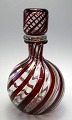 Venetiansk 
glasflacon, 20. 
årh. med prop. 
Murano. Klar og 
rødt glas. H.: 
16,5 cm. 
Proveniens.: 
...