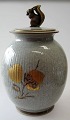 Craquelle vase, 
Den kongelige 
Porcelænsfabrik, 
dekoreret med 
nødder og 
egern. Riflet 
korpus med ...