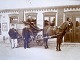 S&oslash;nderjysk 
foto af en 
postvogn foran 
et postkontor, 
i perioden 
mellem 1864 - 
1920. ...