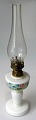 Petroleumslampe 
i opaline glas, 
o. 1900. 
Danmark. Med 
emaljedekoration 
i form af 
blomster. Højde 
...