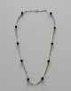 N.E.From unika 
kæde af 
sterling sølv 
med onyx 
perler.
Længde 82cm.