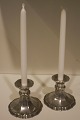 Et par lave 
tinstager fra 
Dragsted, ca. 
1940. Højde: 
6,5 cm.diameter 
fod: 8 cm. Til 
jule/kertelys.
