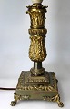 Fransk bronze 
bordlampe, 
delvis 
forgyldt, 19. 
årh. Kvadratisk 
fodstykke med 
planter og ben 
i ...