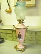 Stor 
petroleumslampe 
opalineglas
Ca. år 
1880-1890
Højde med 
lampeglas 72cm.