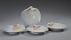 Bing & 
Grøndahl, 3 Art 
nouveau 
assietter af 
porcelæn i form 
af 
muslingeskaller, 
tekst 
modelleret ...