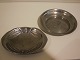 Trevleskål og 
askeskål i tin 
fra Mogens 
Ballins 
værksted. 
Trevleskålen 
til højre er 
afbildet i ...