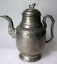 Kinesisk te 
kande i tin, o. 
1900, Med 
talrige 
dekorationer og 
tekst p&aring; 
siden. Med hank 
og ...