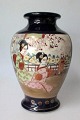 Satsuma vase, 
Japan, o. 1900. 
Med bl&aring; 
overglasur med 
forgyldninger. 
To polykrome 
scener ...
