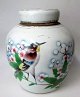 Kinesisk 
l&aring;gvase 
o. 1900 i 
porcel&aelig;n 
med polykrom 
dekoration i 
form af fugl 
p&aring; ...