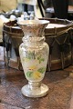 Gammel vase i 
fattigmandssølv 
med fin patina 
og dekoreret 
med blomster 
motiv på 
forsiden.

