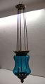 Ampel med 
turkis blåt 
mundblæst 
optisk drejet 
glas 
fremstillet ca. 
1880 - 1900. 
Højde ca. 82 cm 
...