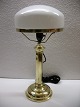 Bordlampe i 
messing. 
Fremstillet ca. 
1900. Højde 
incl. skærm ca. 
49 cm og 
diameter ca. 25 
cm. ...