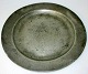 Antik engelsk 
tin tallerken, 
18. årh. 
Utydelig 
stemplet. Dia.: 
23 cm.