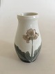 Bing & Grøndahl 
Art nouveau 
Vase med 
blomst. Måler 
14,3cm og er i 
god stand.