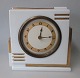 Funkis ur i 
porcelæn, 
Tyskland, 1933. 
Hvid kasse med 
bemalinger i 
geometriske 
mønstre og ...