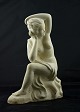 Stenfigur af 
badende kvinde. 
Figuren er i 
pæn stand og 
signeret OR. H: 
30 cm. L: 21 
...