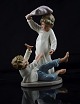 Figur i 
porcelæn med 
motiv af to 
børn i pudekamp
Design af 
Lladro 
Porcelæn, 
porcelænsfigur, 
...