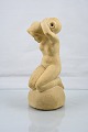 Figur i 
sandsten med 
motiv af 
siddende nøgen 
kvinde med 
vandkrukke
Design af Ove 
Rasmussen. ...