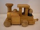 Lille 
trælolkomotiv 
handlavet 
design Tim 
Godwinn, Roguer 
, Devon, UK. 
Længde: 15,5 
cm. - højde: 
...