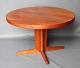 Spisebord i 
teak. Design 
Skovby. Med 2 
tillægsplader 
der hver måler 
55cm. Bordet 
måler i højden 
...