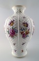 Stor Wien vase 
i porcelæn. 
Rigt dekoreret 
med blomster. 
Håndmalet. 
Tidligt 20 årh. 
Stemplet. ...