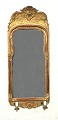 Forgyldt spejl 
med lysholdere. 
Original 
forgyldning.
Sverige ca. 
1750.
Mål: 101x42cm.