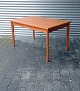 Teak bord med 
udtræk af 
Henning 
Kjærnulf. 
Størrelser 
u/udtræk:
145 x 90 cm. 
Pris: 4000 ...