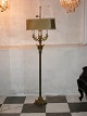 Standerlampe af 
forgyldt og 
patineret 
bronce. Louis 
XVI form. Højde 
170 cm. Nyt el 
monteret. Fra 
...