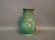 Vase med 
mintgrøn 
glasur, med 
motiv af fugl i 
et træ af 
keramiker 
Rudolf 
Petersen. 
H: 24 cm og 
...
