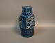 Keramik vase 
med blå glasur 
og motiv på 
siden af 
Michael 
Andersen og 
søn, nr. 6134.
H: 17,5 cm ...