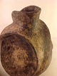 Keramik vase.
Højde. 18 cm.
keramiker Asta 
lilbæck 
Fuurstrøm år 
1894 - 1944