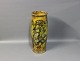Stor keramik 
Danico gulvvase 
i gul glasur 
med flot 
mønster. Vasen 
er i fin stand.
H - 57 cm og 
...