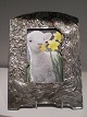 Jugendramme i 
forsølvet metal 
med høne og 
hane og 
blomstrene 
træer. Mål: 24 
x 18 cm. Tysk? 
Ca. ...